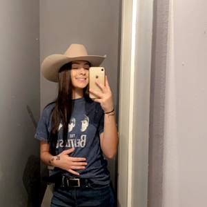 Meet your Posher, Mia